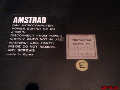 Amstrad CPC 464 - Version E (Vignette &quot;E&quot; jaune. P/N de la carte mère : Z70100 - MC0001A. P/N du clavier : Z70102 - ESU-201A.)
