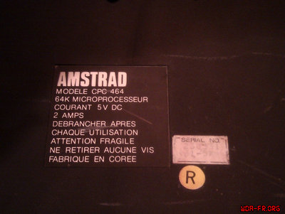 Amstrad CPC 464 - Version R (Vignette &quot;R&quot; jaune. P/N de la carte mère : Z70200 - MC0002C. P/N du clavier : Z70211 - ESU-241.)