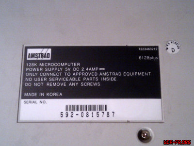 Amstrad 6128plus - Version D (Vignette &quot;D&quot; blanche. P/N de la carte mère : 2700-016P-3 (1990). P/N du clavier : Z80433 - ESU44LN027CA.)