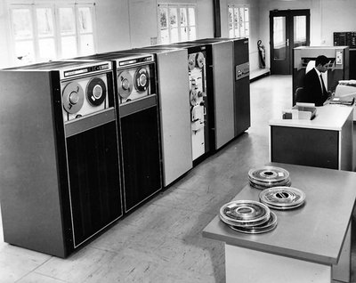 Installation d’un ordinateur CII 10 020 (1968).