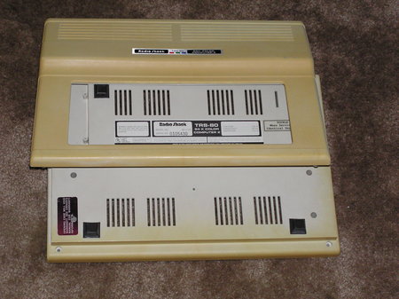 Exemple de jaunissement prématuré du plastique ABS d'un Radio Shack TRS-80.