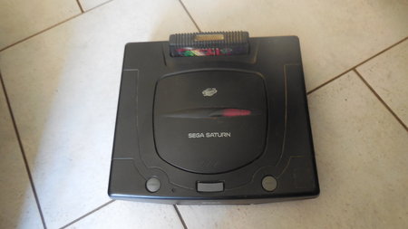 Sega Saturne, 5€ avec une manette et un Action Replay.