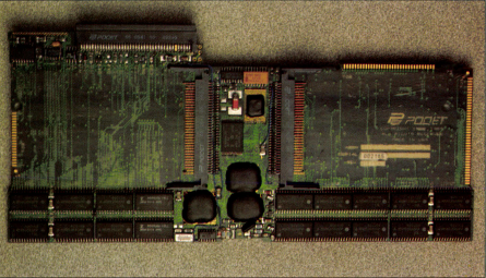 La carte électronique du Poqet est un véritable chef d'oeuvre d'intégration : toute l'électronique de la machine est ici visible.<br />L'autre côté du circuit imprimé sert de contact pour le clavier.