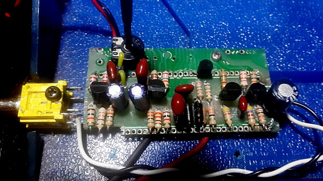 Un  morceau de vieux circuit imprimé supportant un processeur, il n'en faut pas plus pour câbler cet ESR-Meter avec du fil de transfo autosoudable !