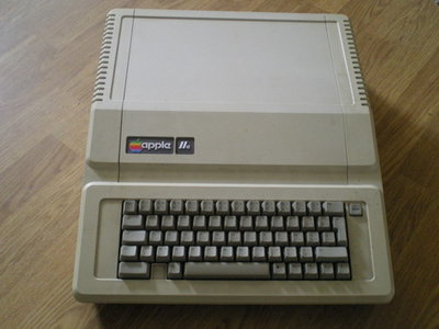 Apple IIe trouvé complet (sans lecteur Apple Disk ][) avec le moniteur monochrome et 2 manettes...