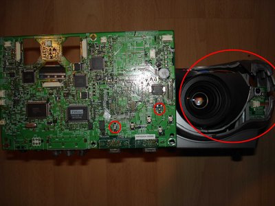 Carter éclaté, switchs arrachés, lampe en miette mais l'optique semble correcte.