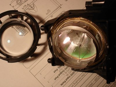 On aperçoit les débris de verre au fond du réflecteur, à gauche une lentille qui se clipse devant le réflecteur.