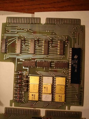 Carte mémoire RAM (1024 bits par 4) et 3 roms contenant le programme.