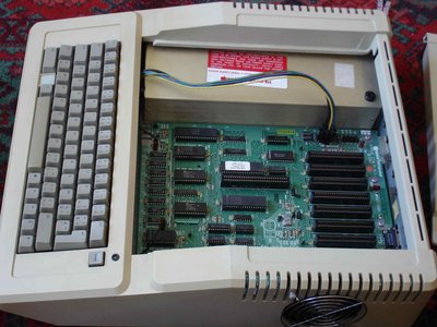 En zoomant on voit le logo Apple sur les RAM's !