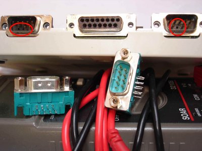 On voit bien l'absence de broches, 2 sur la prise de gauche et 1 sur celle de droite.<br />En dessous, les prises bleues sont les candidates pour la transplantation.