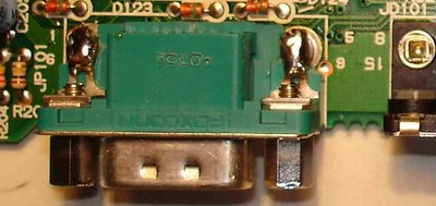 Les rivets sont soudés sur les pattes métalliques solidaires du connecteur, c'est solide !