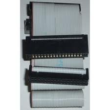 Le connecteur  pour lecteur 5"1/4 est en haut, le 3"1/2 en bas.