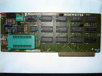 Le petit bloc de switch doit être paramétré comme sur la photo autrement ça ne marche pas.<br />L'interrupteur avec le gros levier rouge sert à enlever et remettre des Eproms sans éteindre l'Apple.