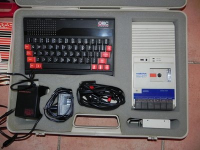 Détail de la mallette : l'Atmos et son magnéto...