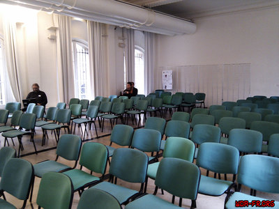 2012-11-07 14.02.36.jpg (685.95 Kio) Vu 39770 fois La salle compte pas moins de 100 sièges, repartis sur deux rangées...