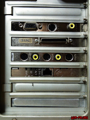 2012-11-10 22.57.40.jpg (829.75 Kio) Vu 65745 fois Quelques-unes des cartes rajoutées - Vue arrière de la machine - 2012.