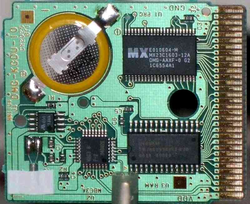 C'est la carte qui se cache dans la cartouche. On peut dire que c'est peu de choses...