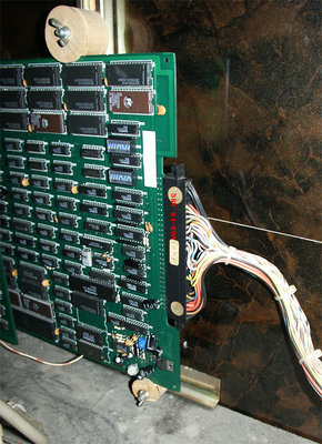 Une PCB (TOKI ici) et le fameux connecteur Jamma.