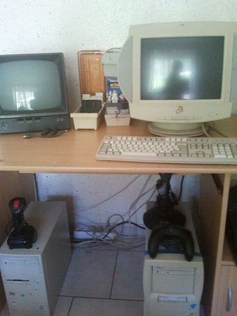 Pentium MMX 200MHz à gauche, DOS + Win 3.11 Don<br />Pentium 3 700MHz à droite, Win 98. Don