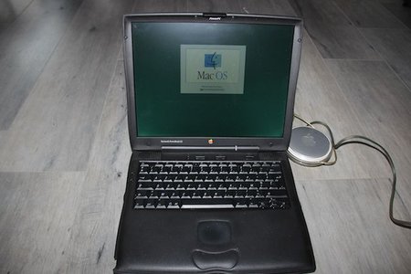 Un PowerBook G3 avec son chargeur &quot;Yoyo&quot; fonctionnel