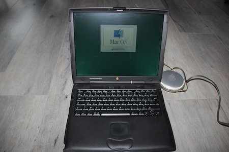 Un PowerBook G3 avec son chargeur "Yoyo" fonctionnel