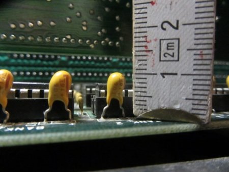 il mesure environ 1 cm de hauteur.