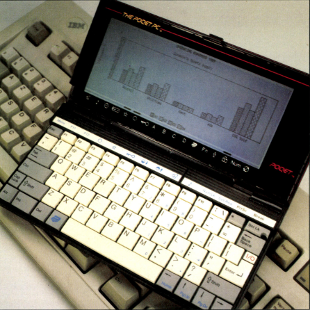 Le POQET offre un clavier complet et un écran graphique à la norme CGA.<br />Les touches sont de taille standard, mais leur espacement est considérablement réduit.