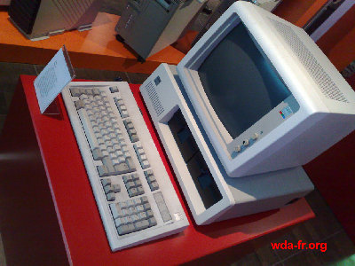 Un IBM PC 5150... AVEC le moniteur couleur d'un 5160 (optionnel sur le 5150)