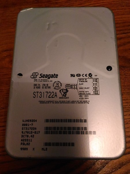 Le disque dur (Seagate ST31722A 4500trs de... 1704Mo qui provient de son successeur!).