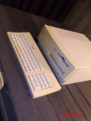 Un Apple Power Macintosh 7xxx sans moniteur ni souris (?!?) et carrément bien jauni...