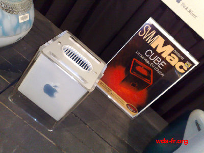 Un Apple G4 Cube sans véritable cartel.