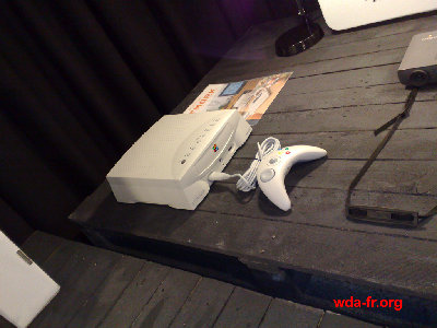 Une console Bandai Pippin (dommage que ce ne soit pas le modèle noir, bien plus rare). Toujours aucun cartel ni aucune explication sur la présence d'une console au fond de la salle...