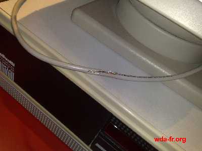 Le câble vidéo du moniteur Olivetti du M24 sûrement pincé, lors du transport, sous de lourdes pièces métalliques...