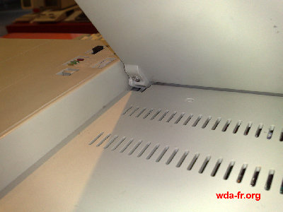 L'arrière du même portatif Amstrad PPC 512, dont la charnière du LCD (fragile sur ses modèles) à purement et simplement été bloquée avec une vis Parker (vis à bois) !!!