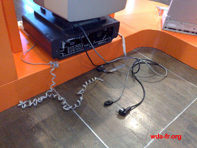 Quelques câbles laissés à l'abandon en plein passage...