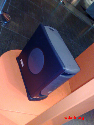 Tiens, Philippe, tu as oublié ton ordi... ;-) <br />S'il s'agit d'une pièce de la "collection", elle manque d'un cartel et d'une mise en valeur. Il serait bon de ne pas la laisser dans le passage, à la fin du parcours...