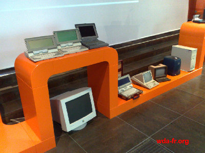 La, cela doit être le stock... Aucune explication, aucun cartel, aucune suite logique dans la disposition, et surtout des pièces conservées dans un équilibre complètement précaire. <br />Que dire de la présence aussi de ce joli moniteur CRT qui n'a rien à faire là...?