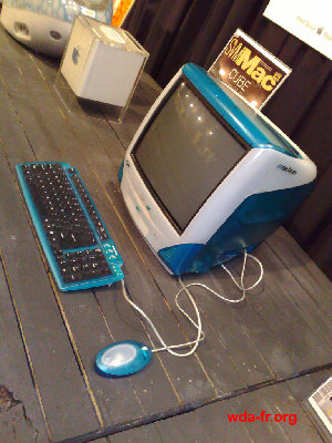 Un eOne de la société eMachines, un des multiples clones PC des iMacs...