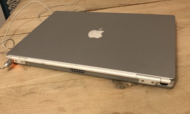 Apple PowerBook Titanium G4 vu de dos.
