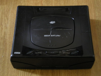 La Sega Saturn, modèle 1 avec boutons ovales... 2 modèles en loose trouvés à la décharge. Impossible de savoir si elles fonctionnent puisque pas de cables mais les voyants s'allument...
