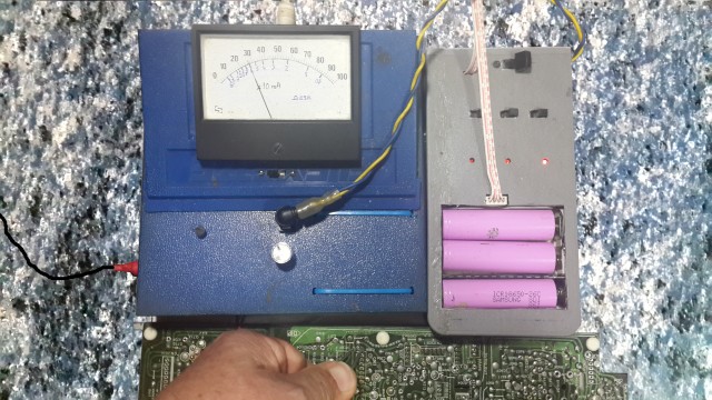 Tout en chargeant 3 accus Li-Ion, je teste un condensateur en ayant auparavant commuté le galva sur “Testeur ESR” après avoir réglé le courant de charge des batteries !