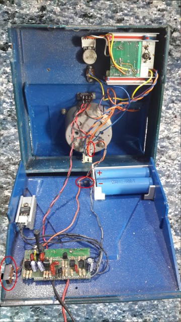 Montage de 2 batteries 18650, d'une diode antiretour Schottky et d'un régulateur low-drop 5V.