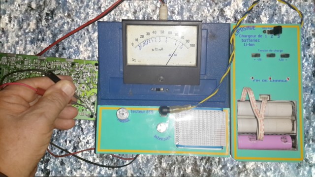 Une fois le courant du chargeur de batteries réglé, basculement du galva sur “test ESR” et mesure d'un condensateur encore monté sur sa platine !