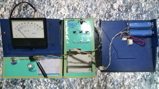 La charge des batteries internes se fait à partir des “liposaves” contenus dans le chargeur de batteries Li-Ion : il suffit de permuter la prise ! Je peux même charger les batteries internes du module chageur de batteries/testeur ESR !