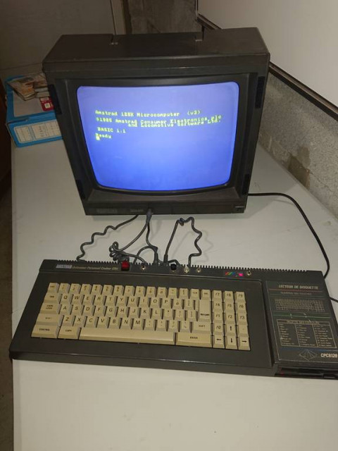 Amstrad CPC 6128 on.JPG