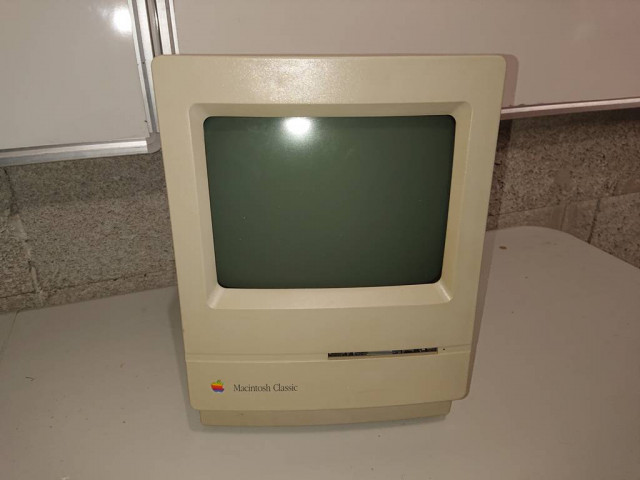 Apple Macintosh Classic .JPG