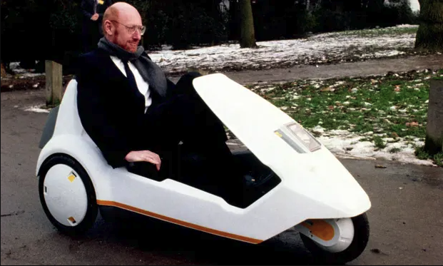 Sir SINCLAIR, en 1985, au volant de sa nouvelle invention.