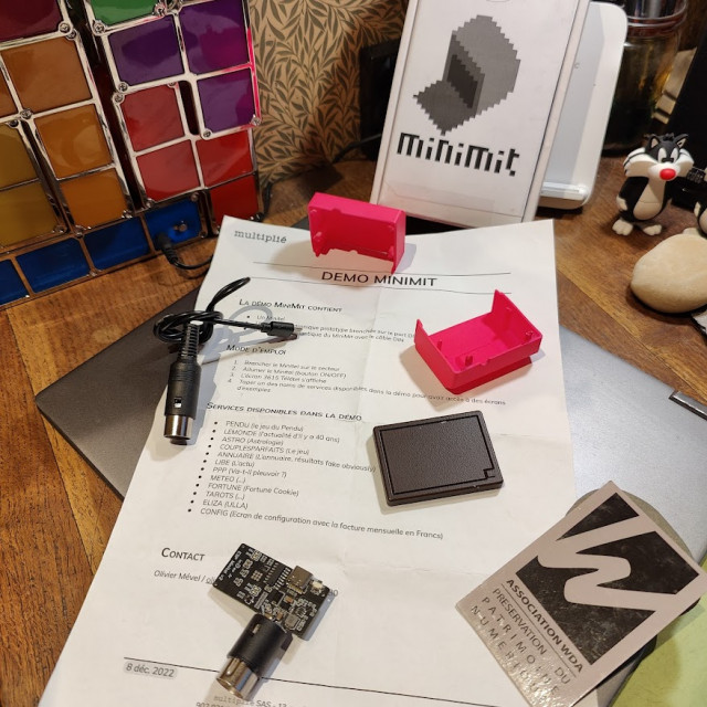 Vue exposée du prototype MiniMit, accompagné de son mode d'emploi.
