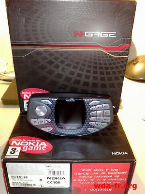 Face avant du NOKIA N-GAGE SILVER en boite.