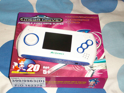 2985339826_e498fa8aa7.jpg (155.7 Kio) Vu 30780 fois AtGames Sega Genesis Portable Handheld blanche/bleue en boite.